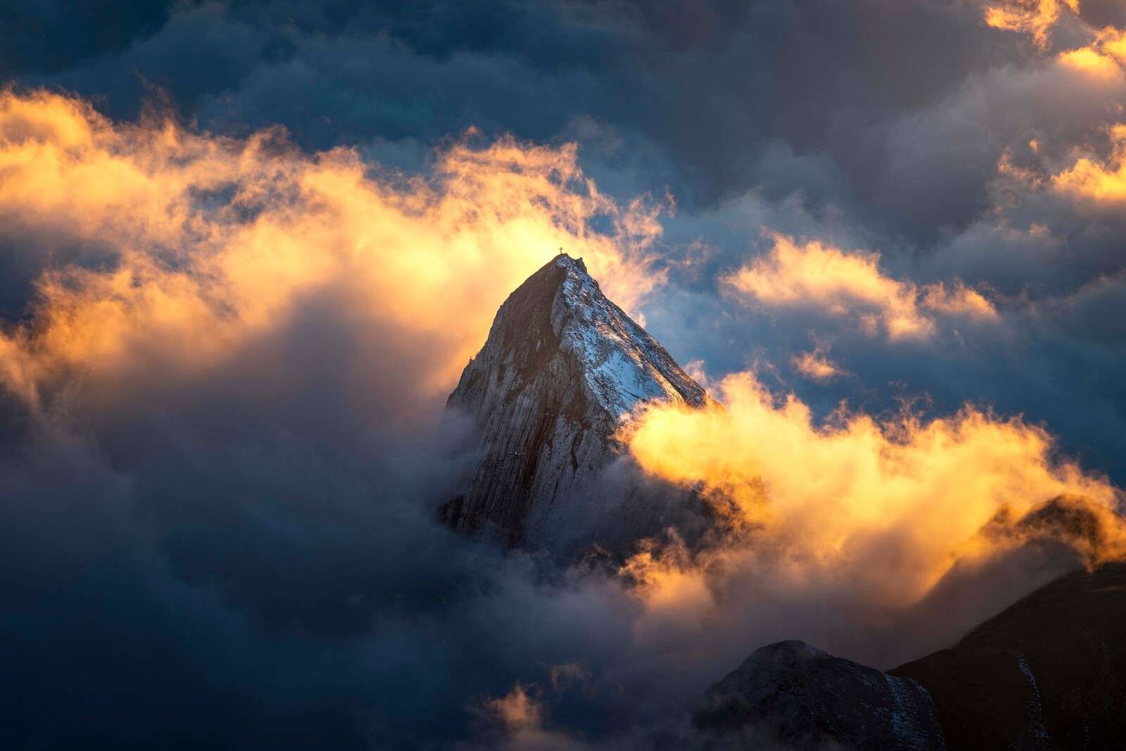 Berggipfel in einem feurigen Wolkenmeer.