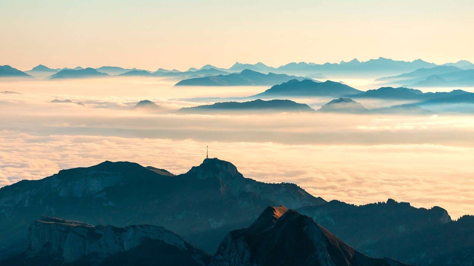 Blaue Bergschichten im Morgennebel