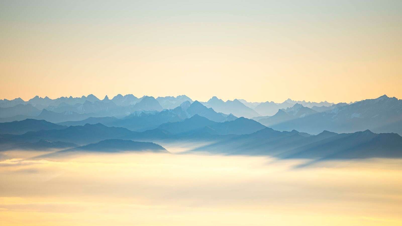 Bläulich-graue Spitzen im Morgenlicht.