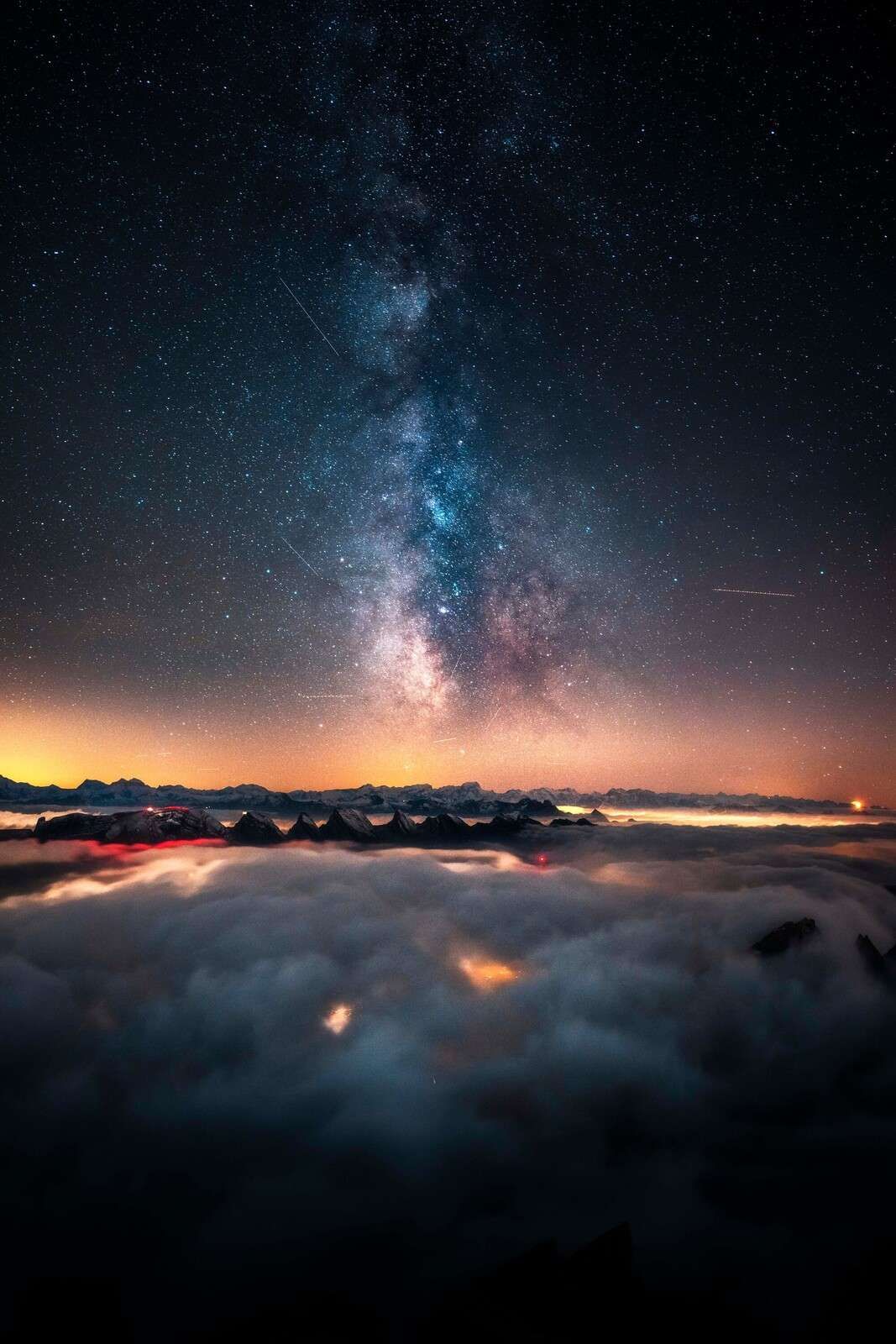 Milchstraße über nächtlichen Bergfetzen