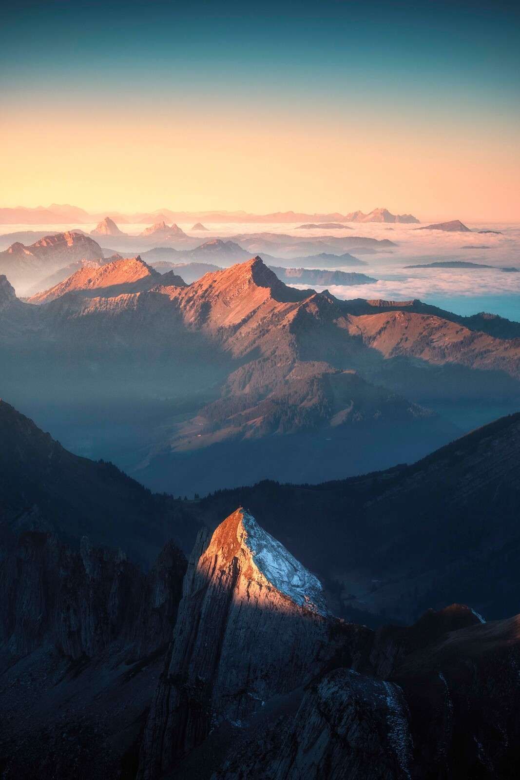 Erstes Sonnenlicht auf Bergkamm.