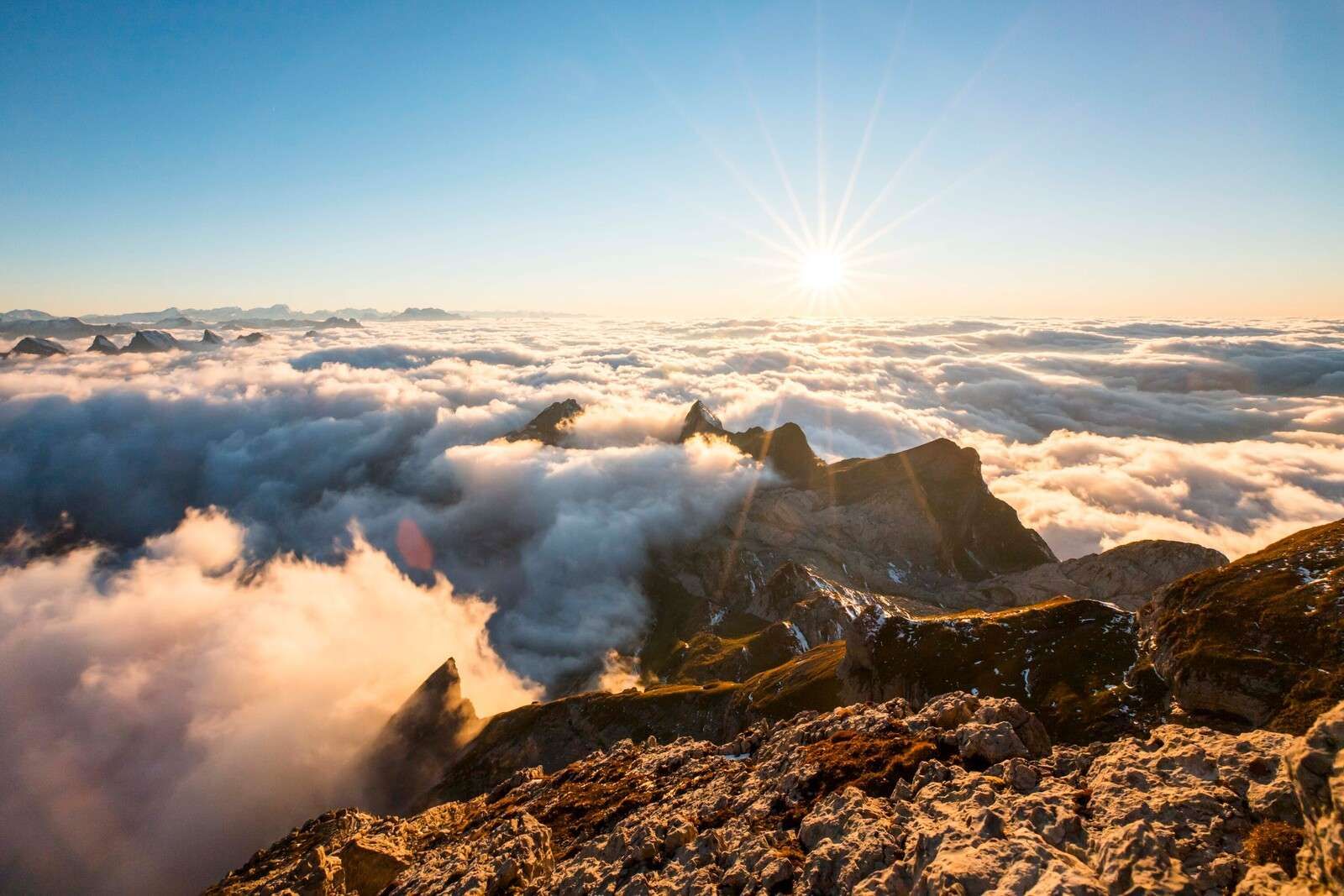 Himmel über Wolken und Berggipfeln.