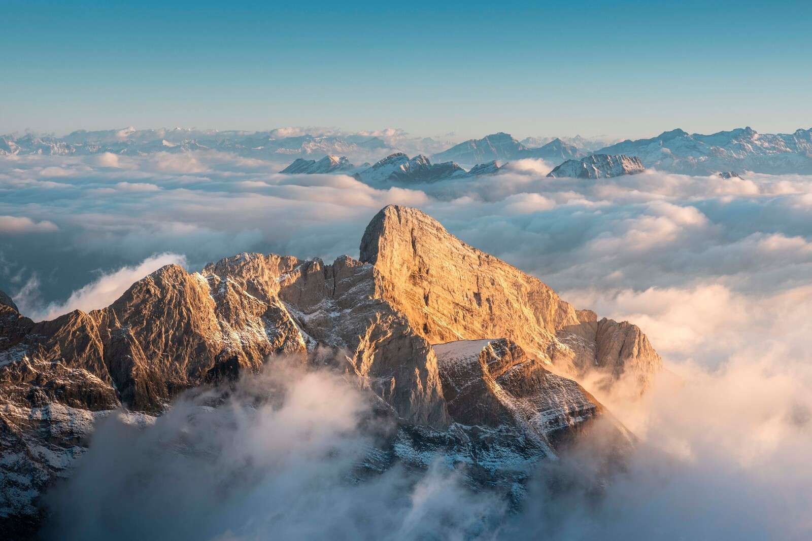 Schneebedeckter Berggipfel im Morgenrot