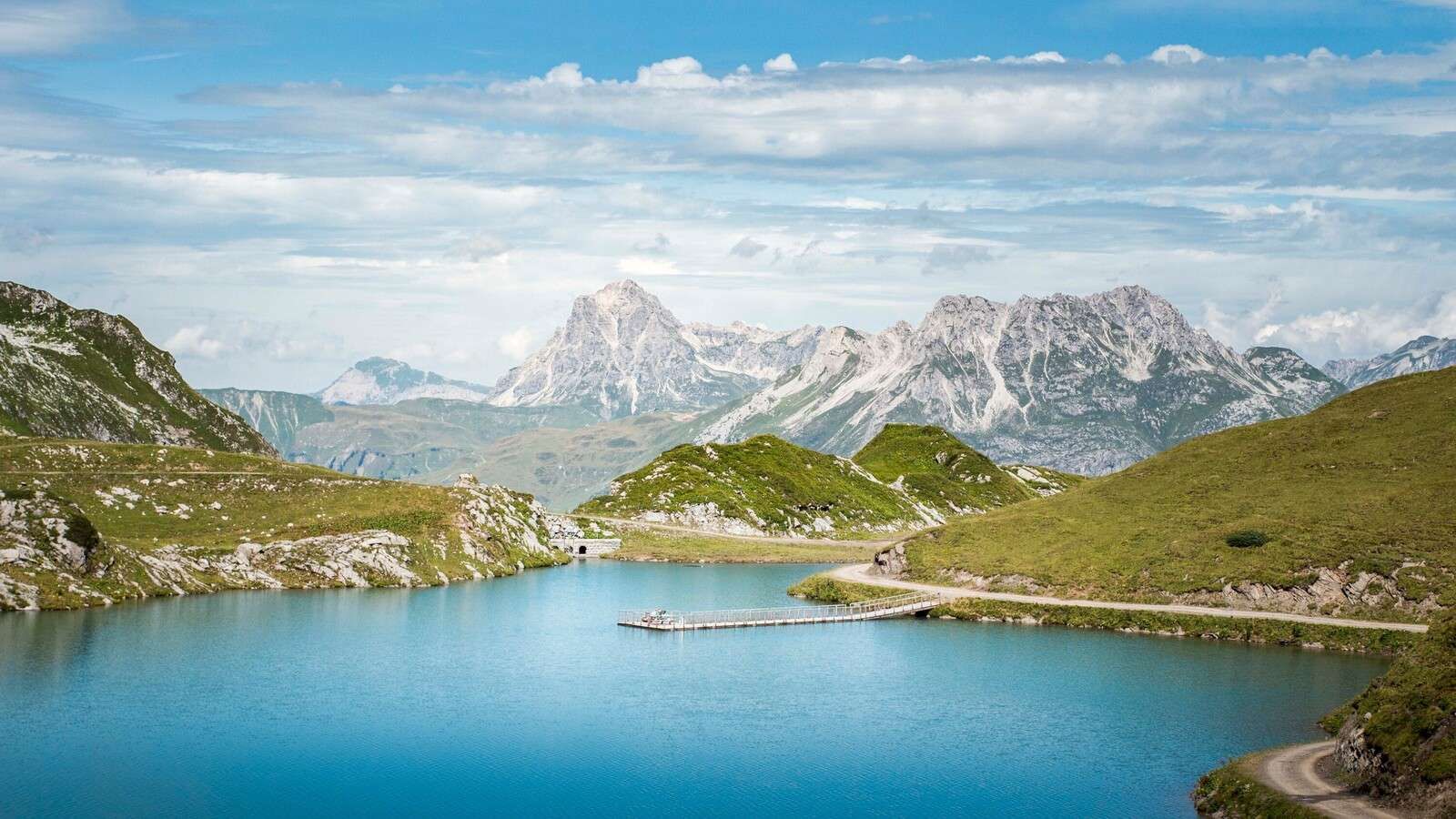 Klares Bergsee im Sommer Tal.