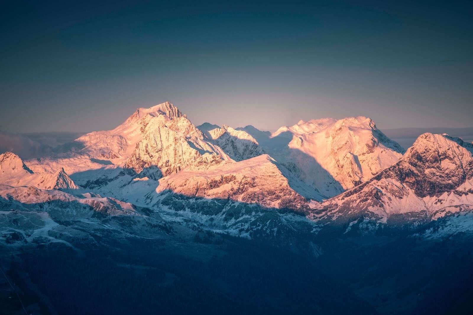 Morgenlicht auf verschneiten Berggipfeln