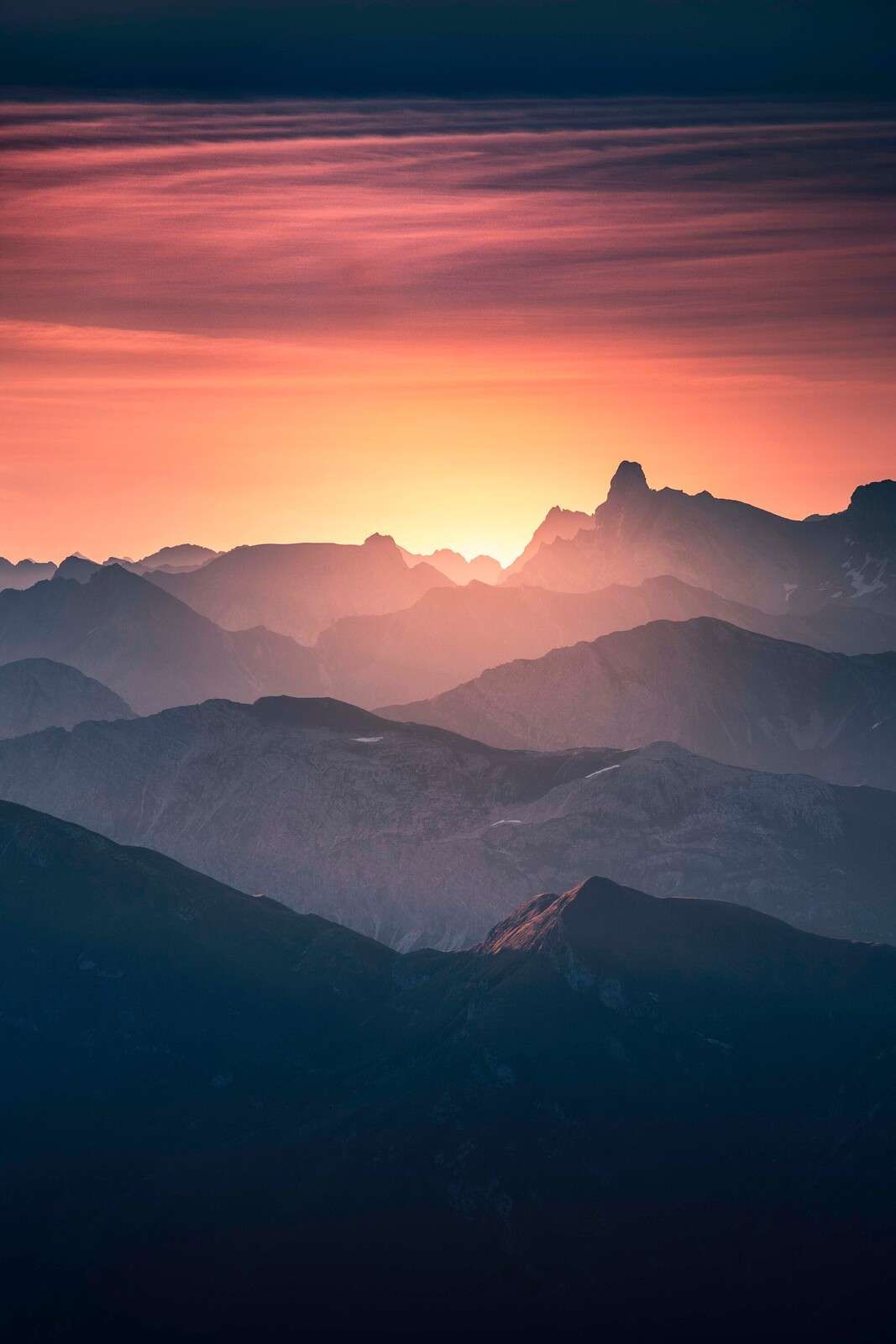 Sonnenaufgang über violetten Bergflanken