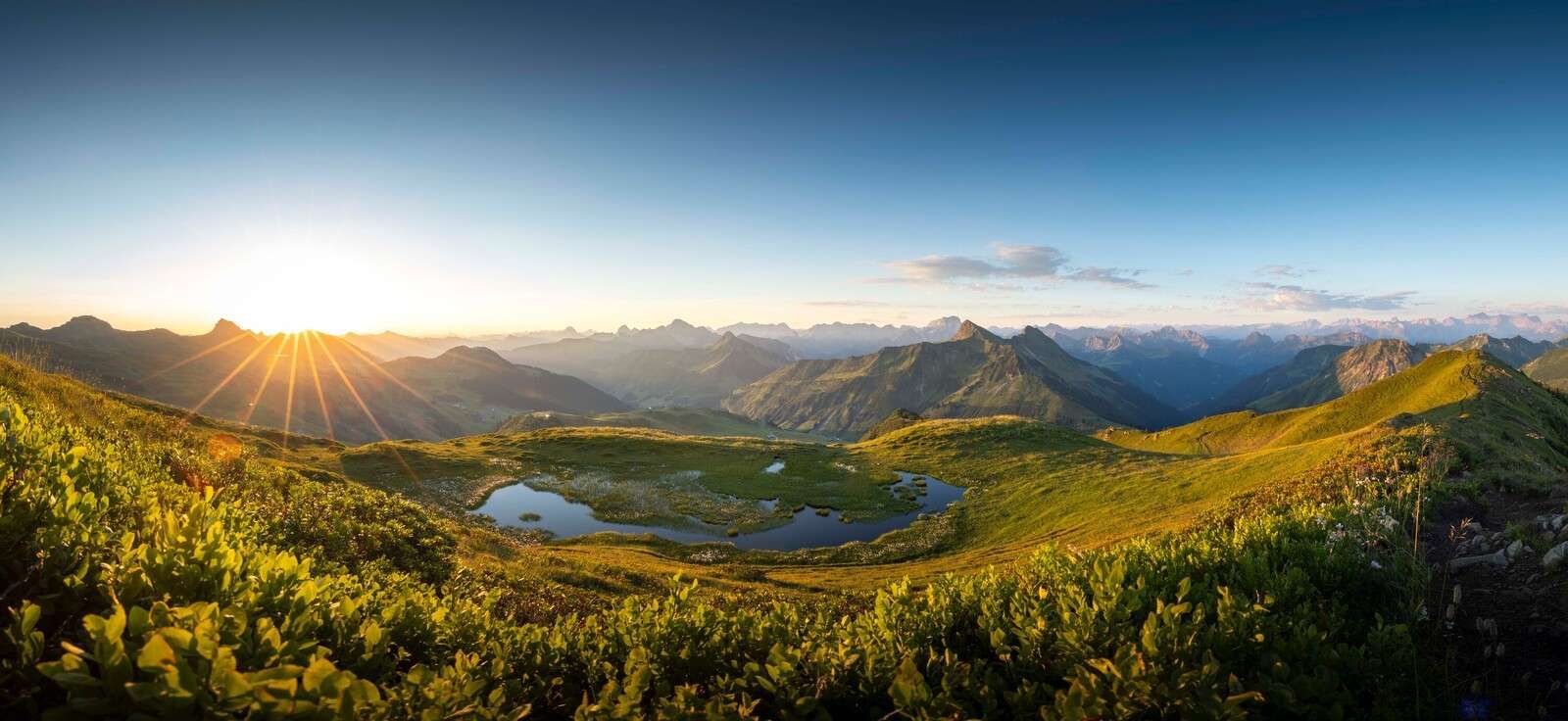 Sonnenschein über dem Bergtal
