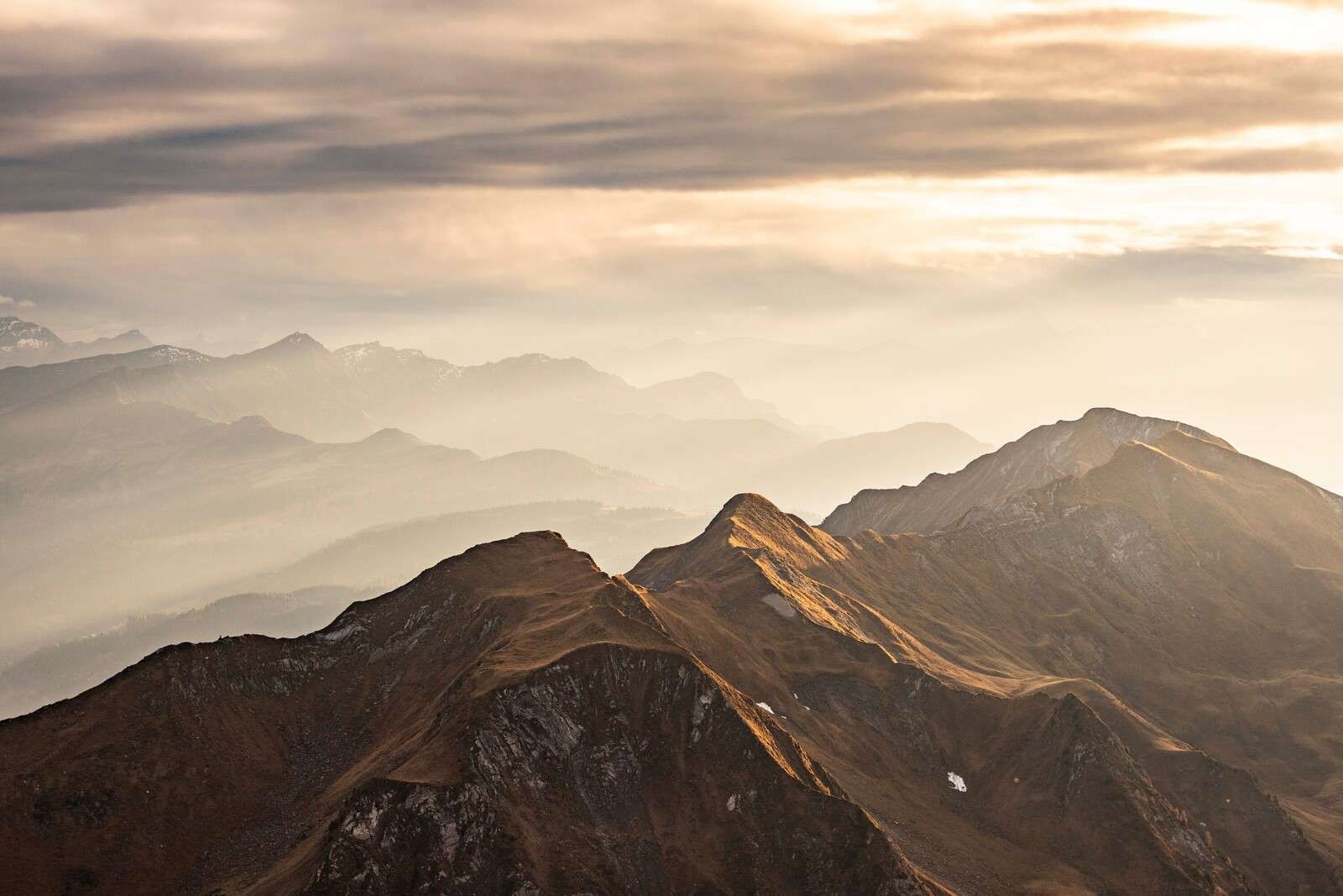 Goldener Schimmer über dem Bergkamm.