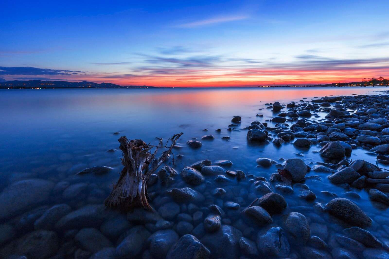 Felsiges Ufer im Abendlicht.