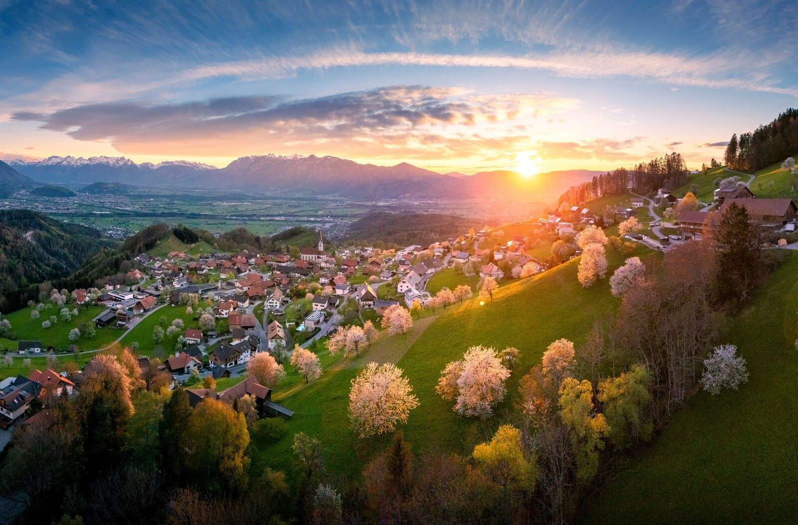 Heuveldorp im Frühlingsglanz