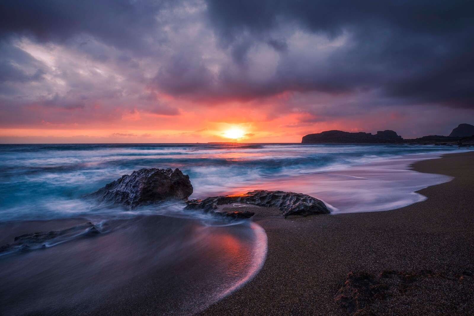 Felsige Küste bei Sonnenuntergang.
