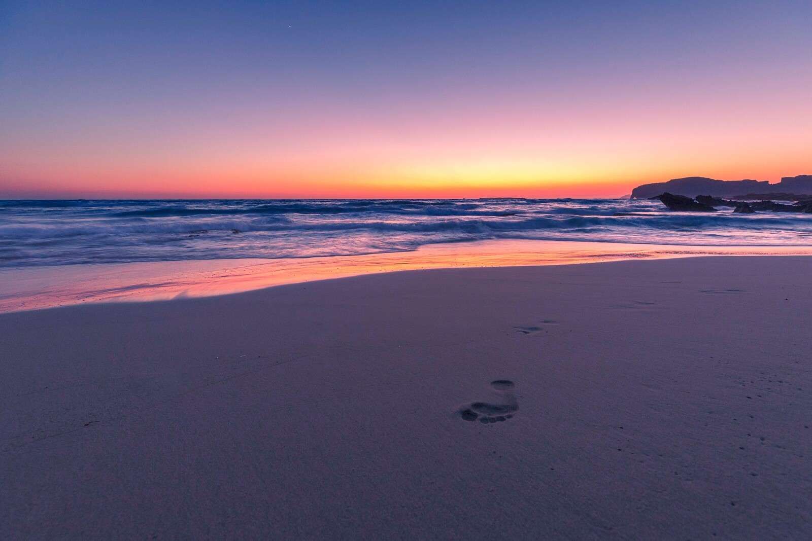 Fußspuren im weichen Abendlicht.