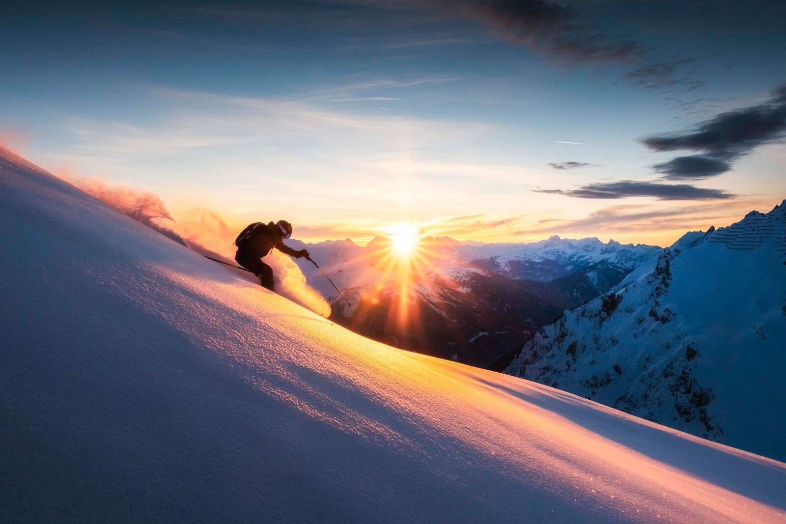 Skifahrer in der feurigen Bergsonne.