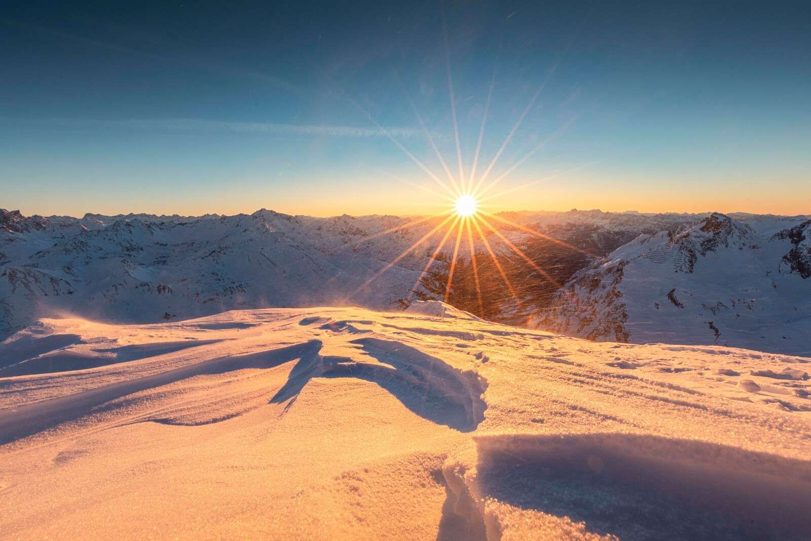 Sonnestrahlen über Schneeflächen