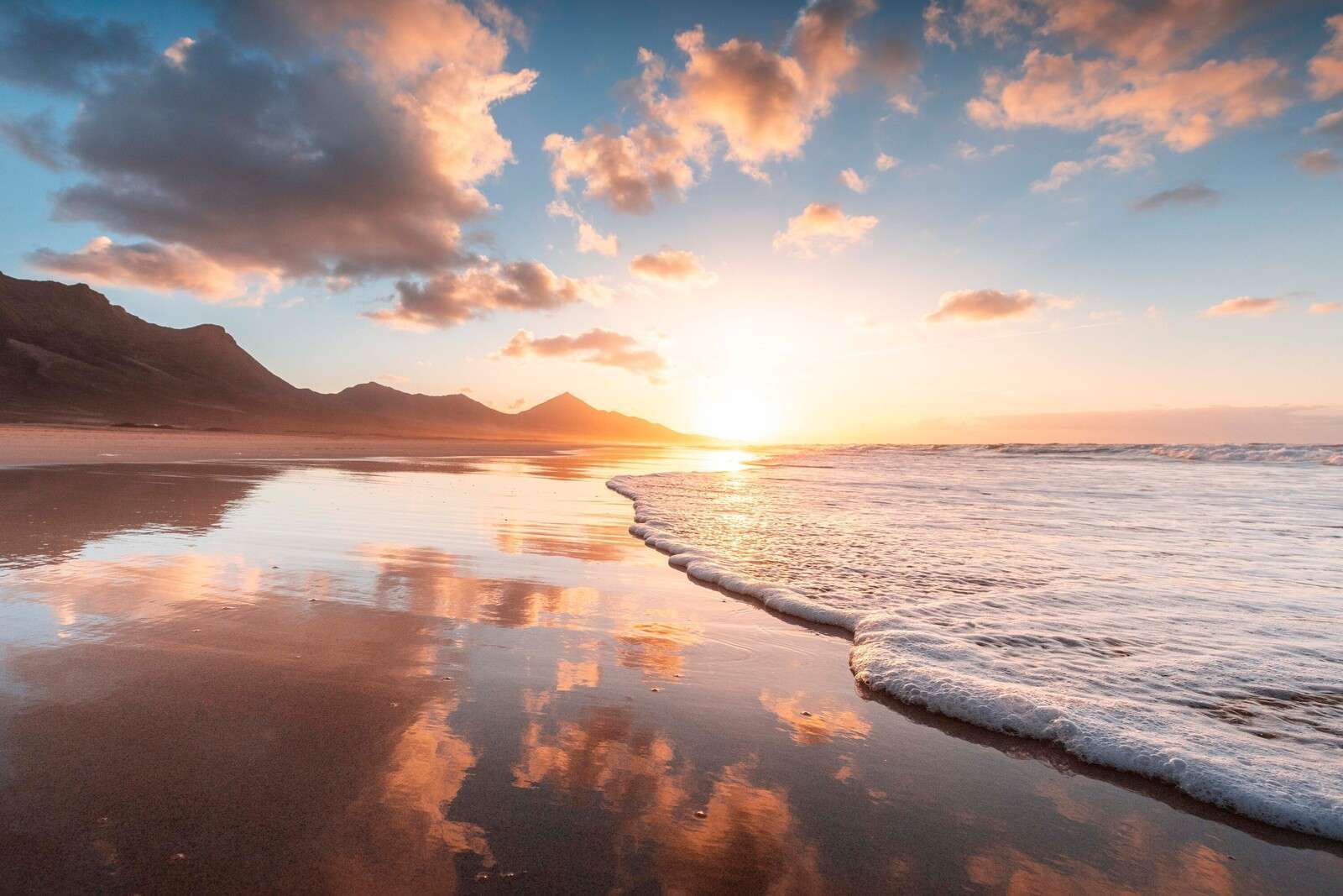 Goldener Sonnenuntergang an ruhiger Küste