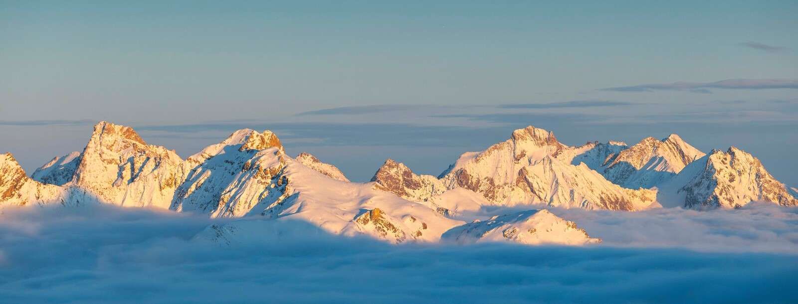 Goldener Glanz auf Berggipfeln