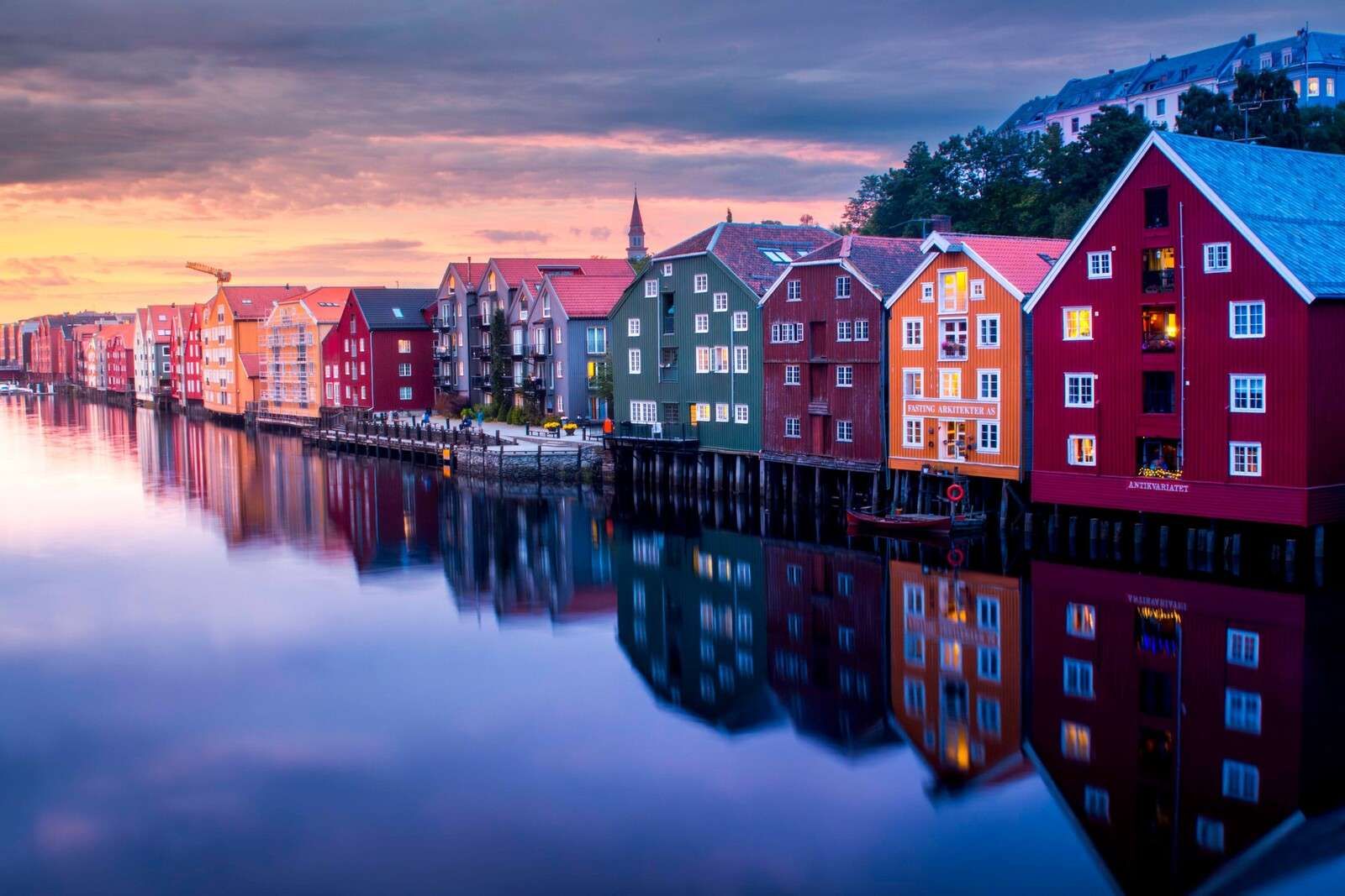 Abendlicht auf farbigen Fassaden
