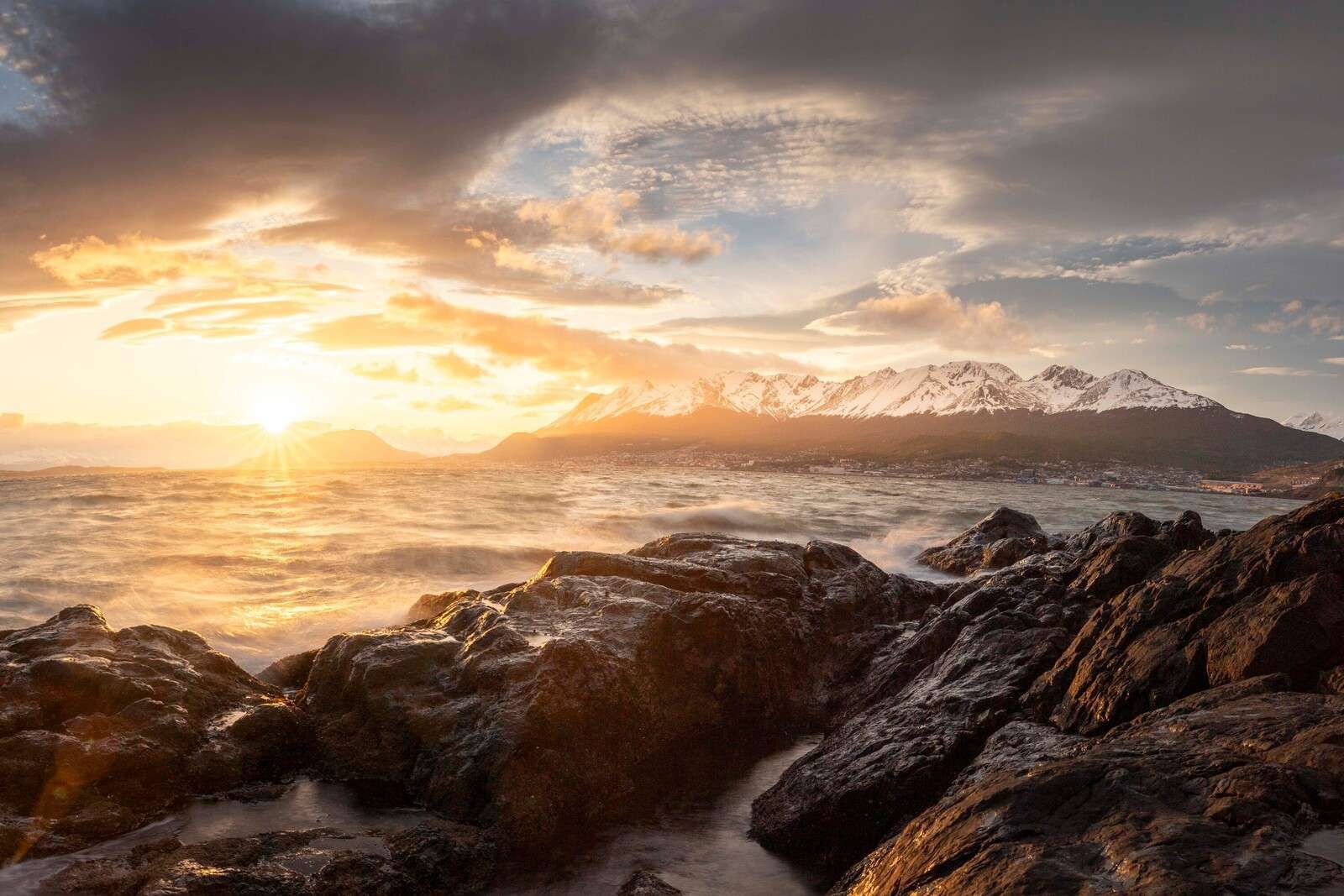 Goldener Sonnenuntergang an der Bergküste