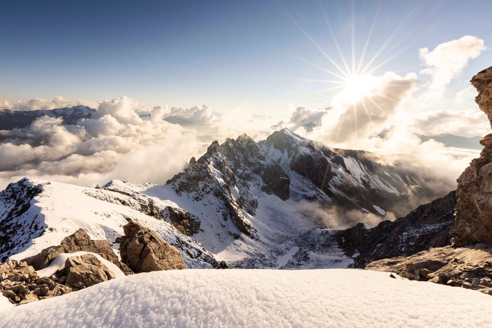 Sonnenschein über verschneiten Bergkämmen