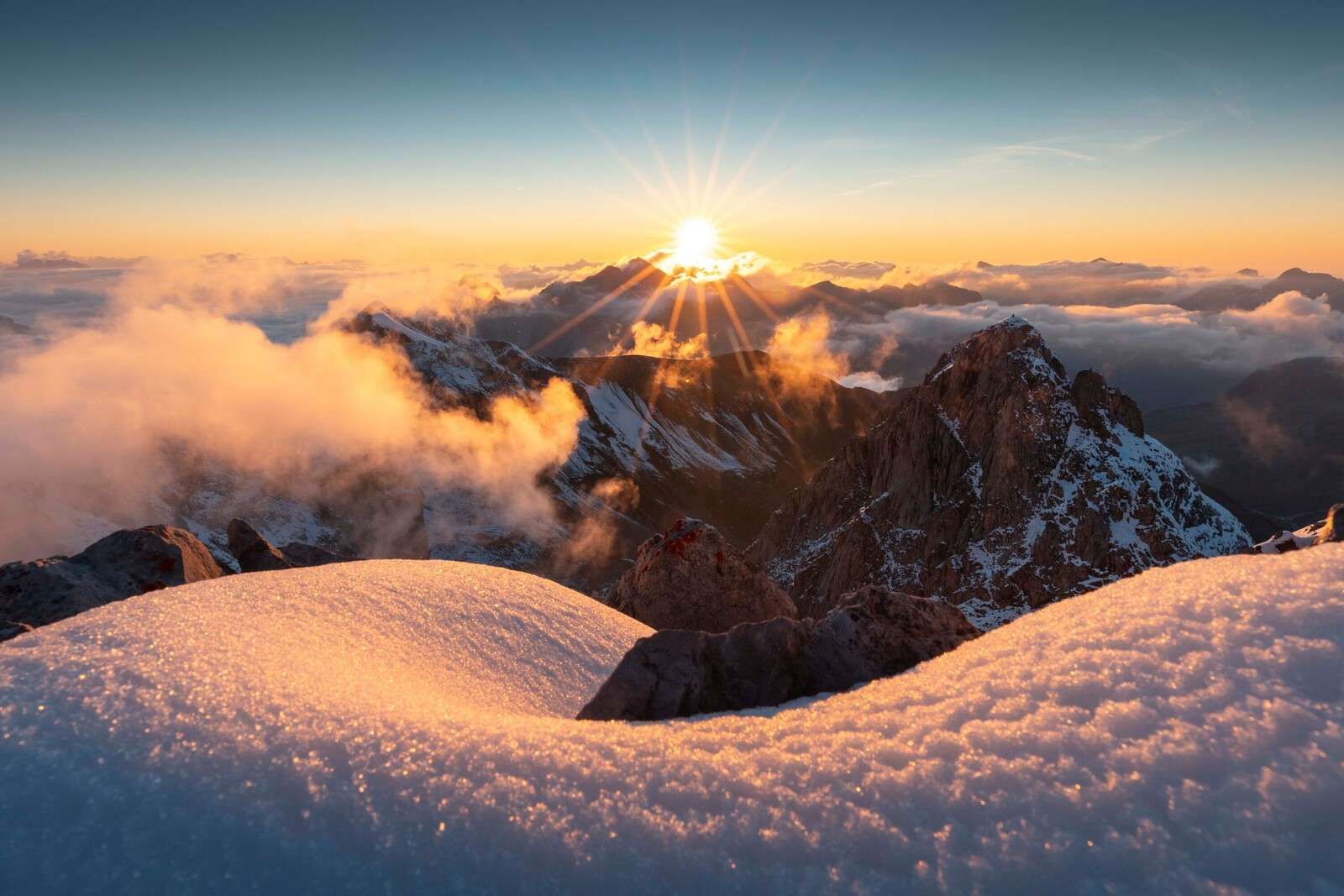 Abendlicht über dem Wintergebirge