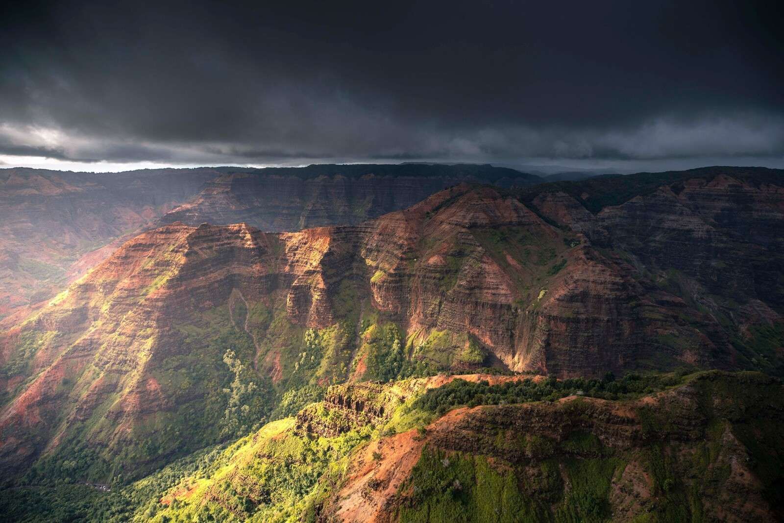 Dramatisches Sonnenlicht über dem Canyon.