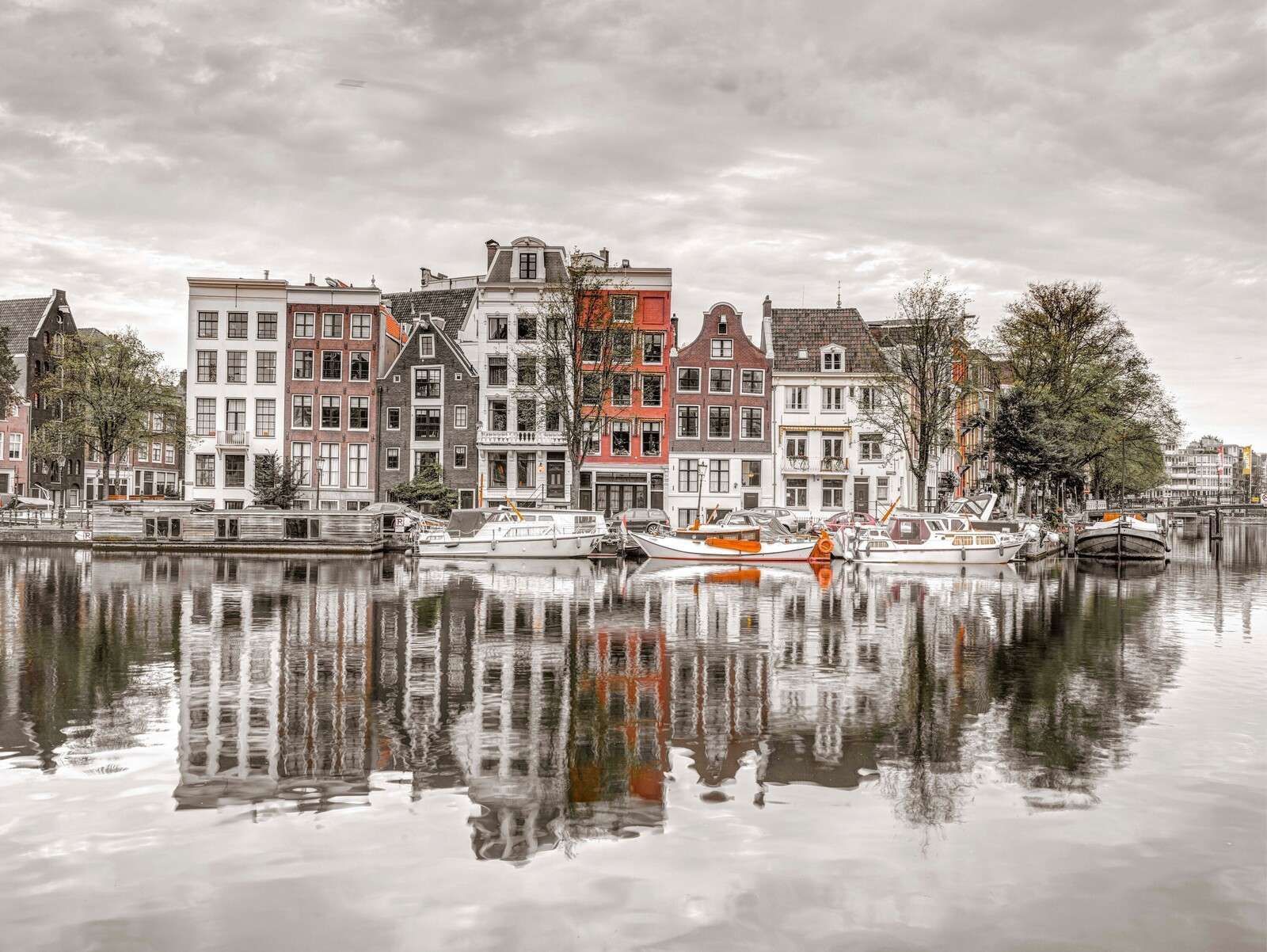 Stadthäuser in Amsterdam am Kanal
