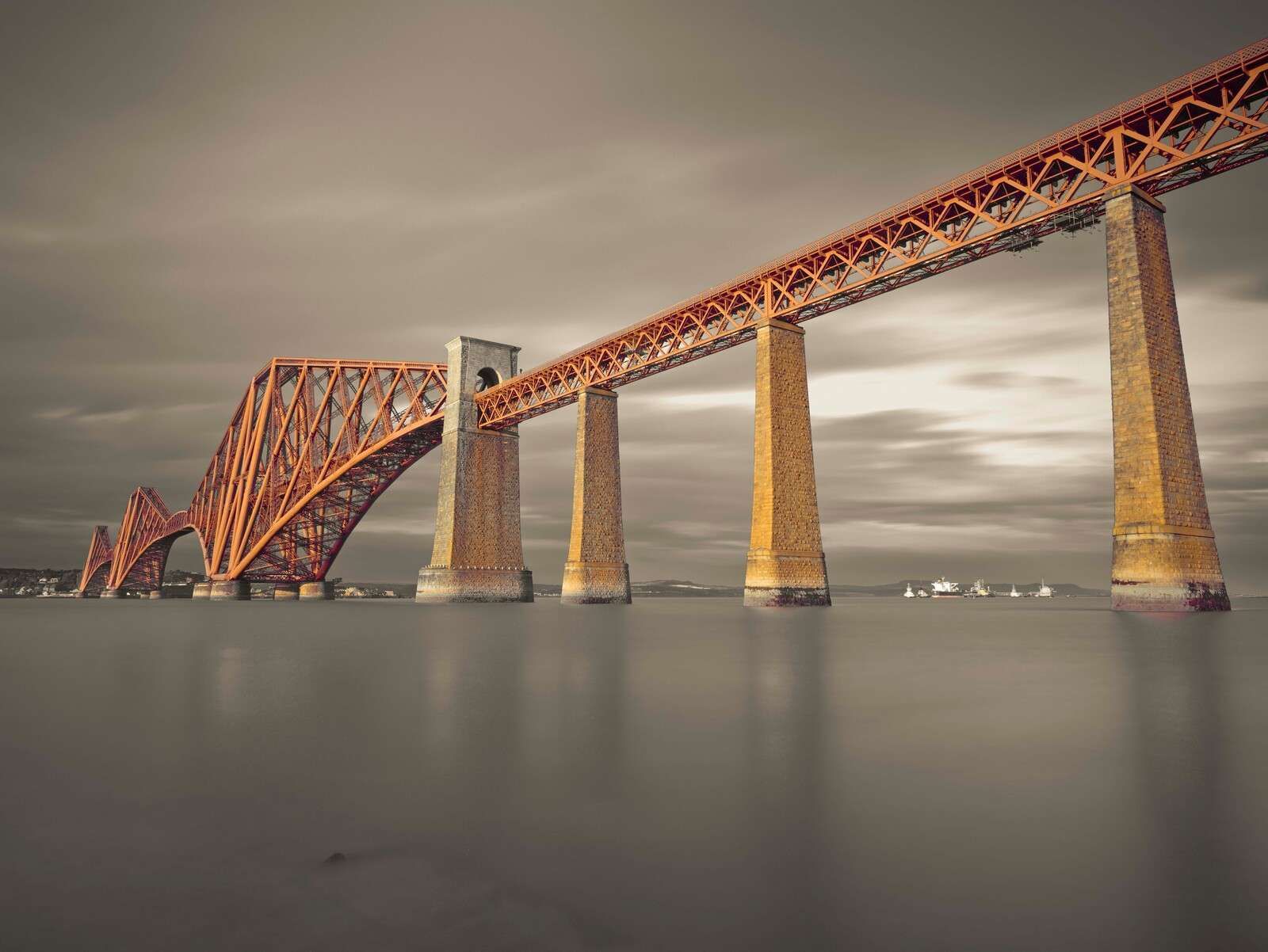 Eisenbahnbrücke über den Firth of Forth, South Queensferry, Schottland