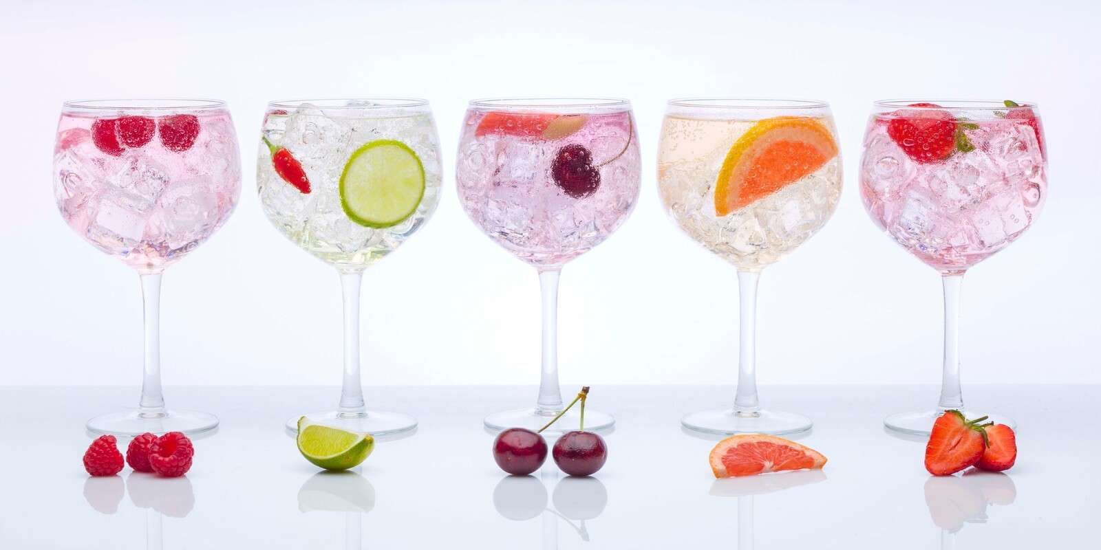 Verschiedene Arten von Gin-Gläsern in einer Reihe