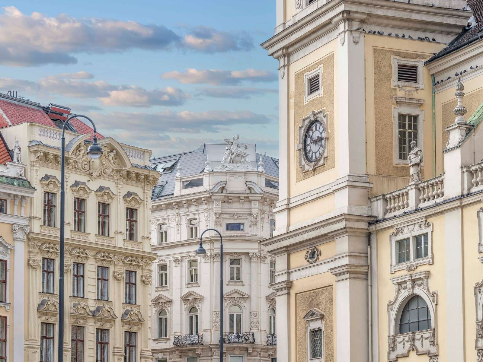 Ansicht alter Fassaden einer Straße in Wien. Österreich