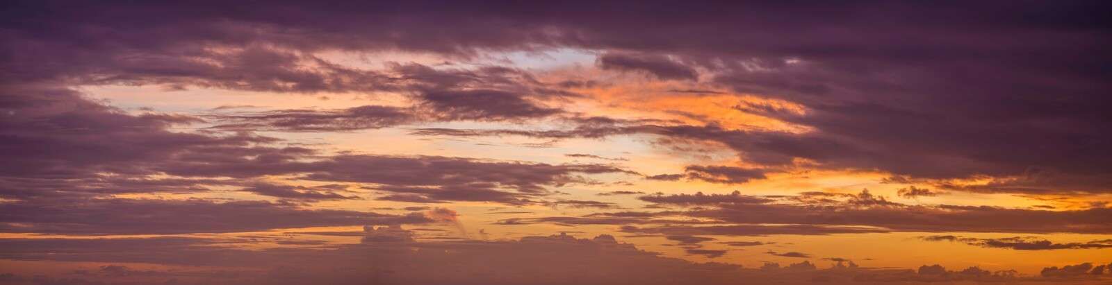 Panoramablick auf dramatischen Himmel mit dunklen Wolken