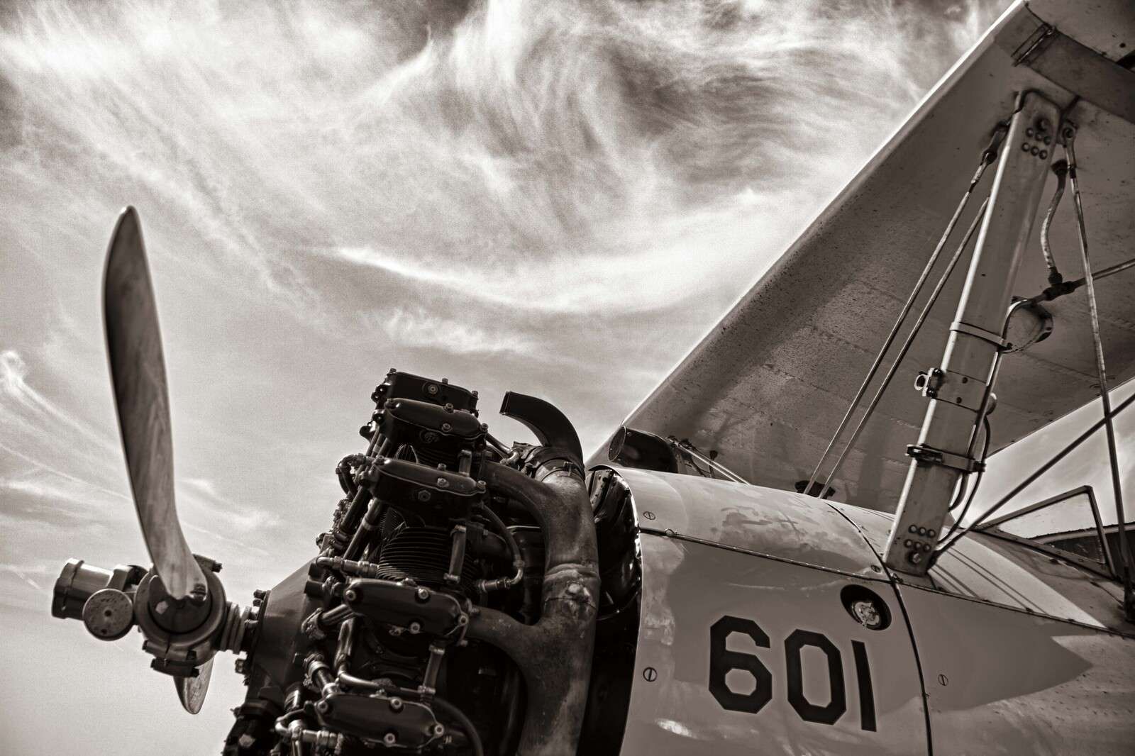 Vintage Propellerflug unter Wolken