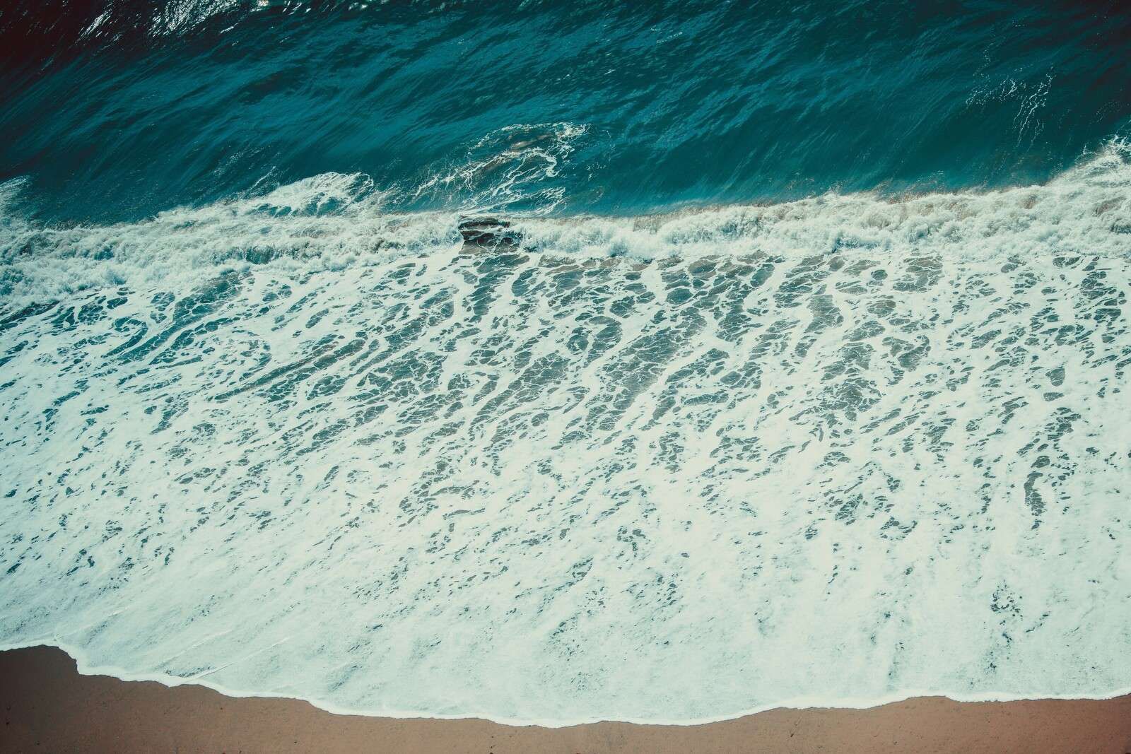 Wellenförmige Brandung am Strand