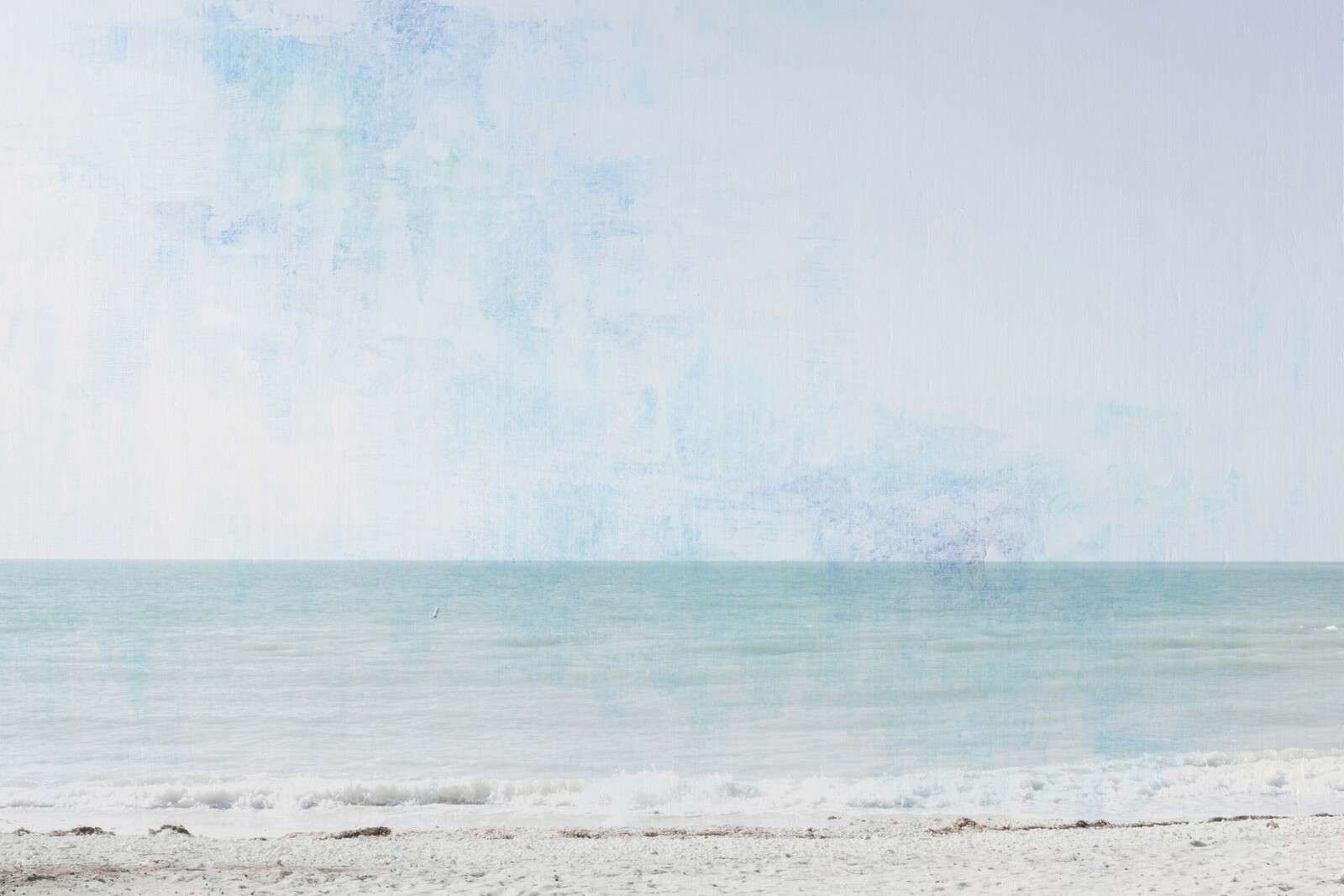 Heller Strand unter sanfter Luft.