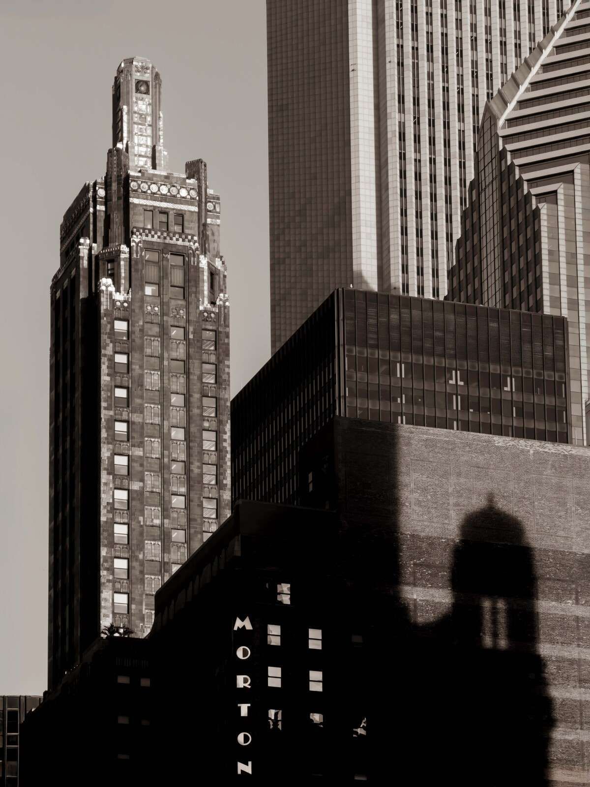 Schatten zwischen hohen Fassaden.