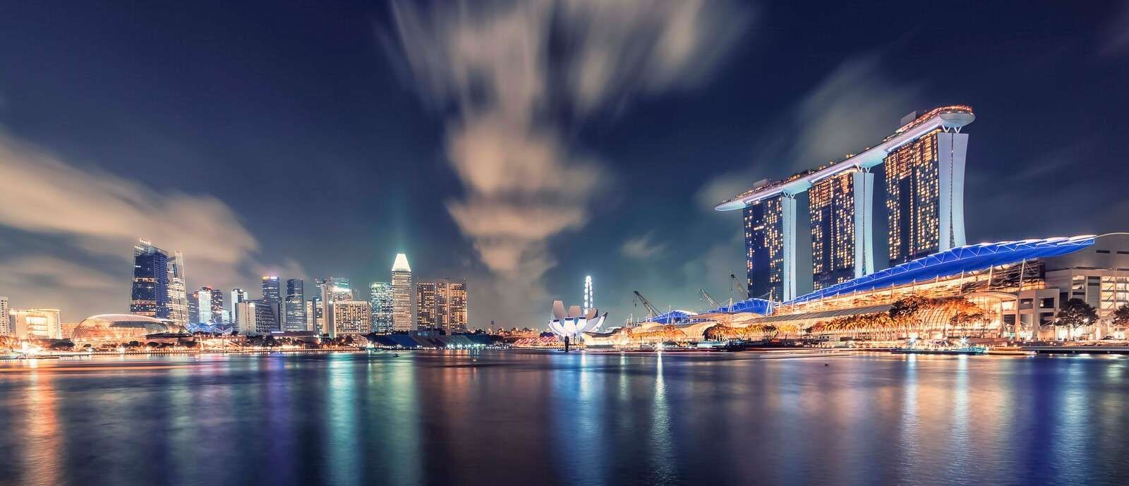 Wasserfront-Skyline mit futuristischen Lichtern