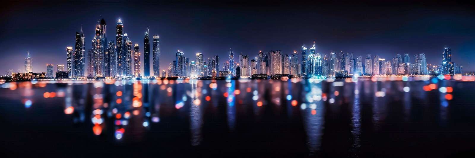 nächtliche Skyline am Wasser