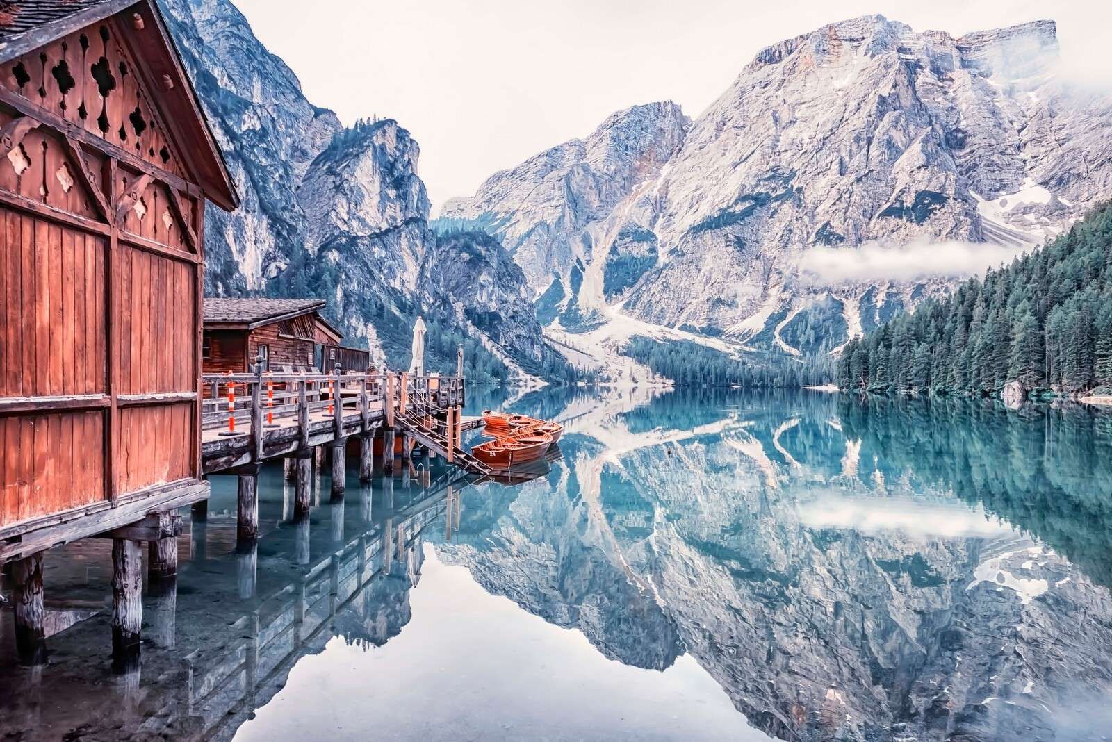 Bergsee bei hölzernem Steg