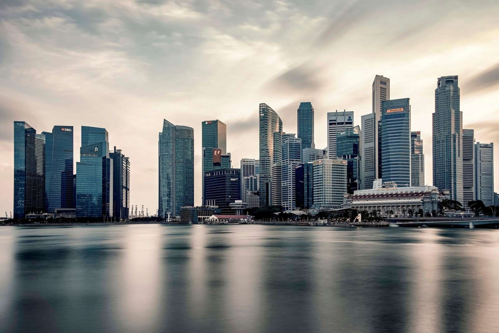 Stadtreflexion bei stiller Skyline