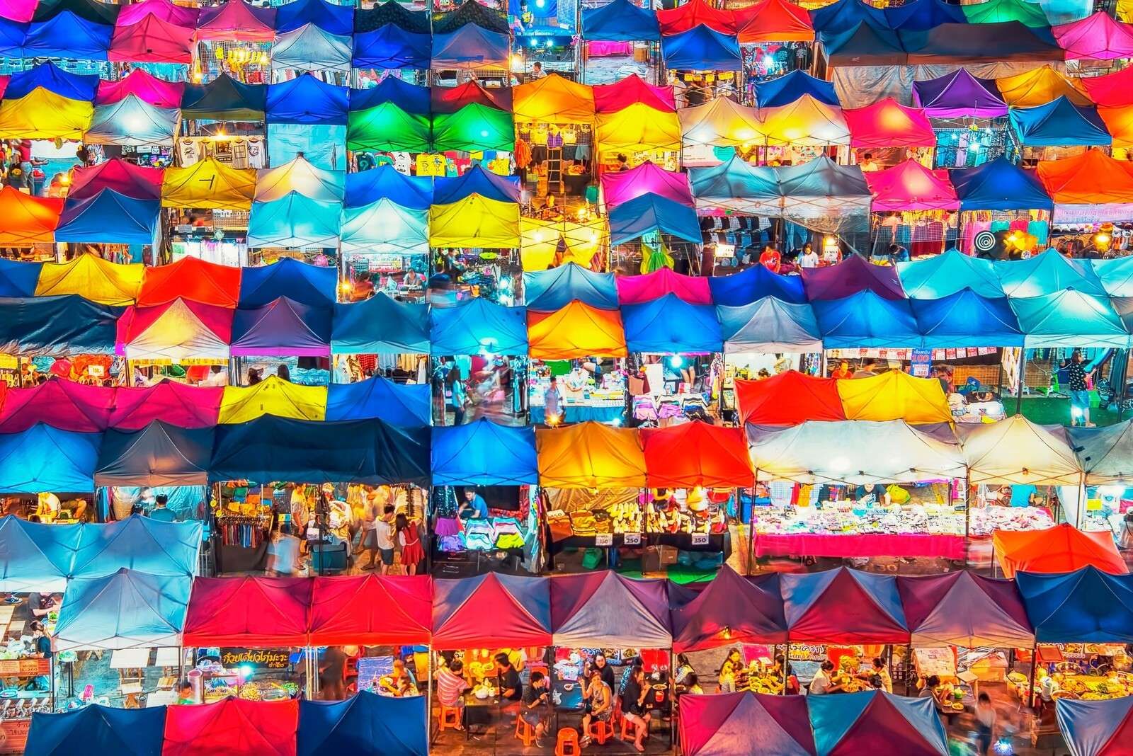 Bunte Dächer auf dem Abendmarkt