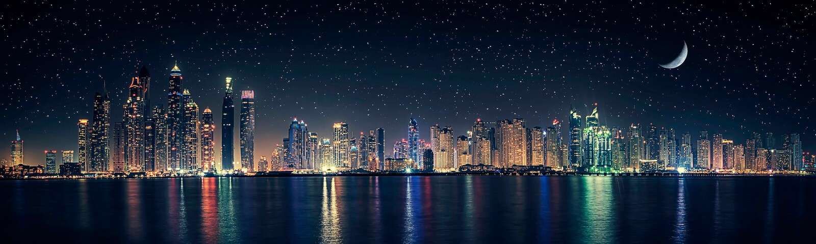 Mondlicht über glitzernder Skyline