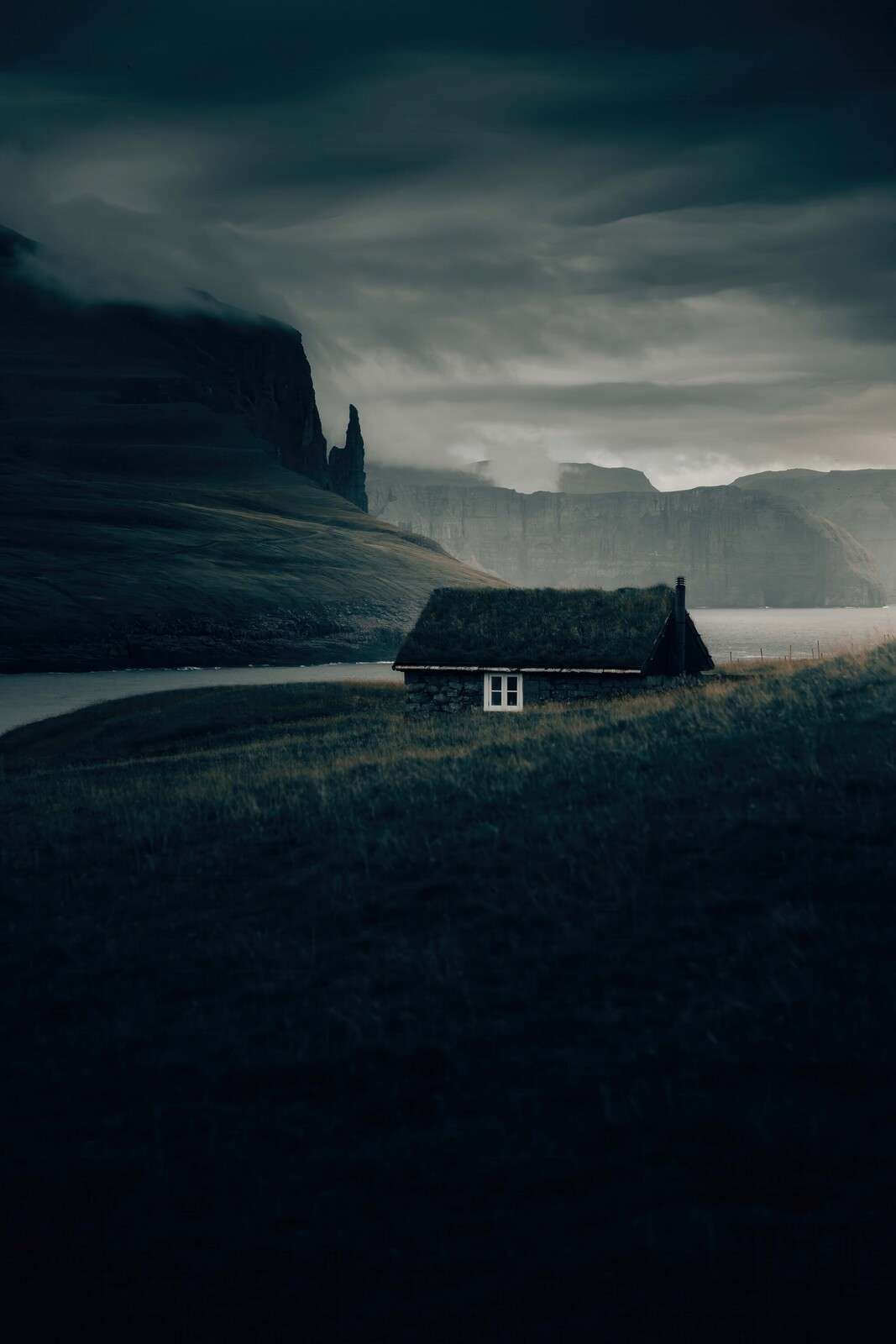 Häuschen am Fuß rauer Fjorde