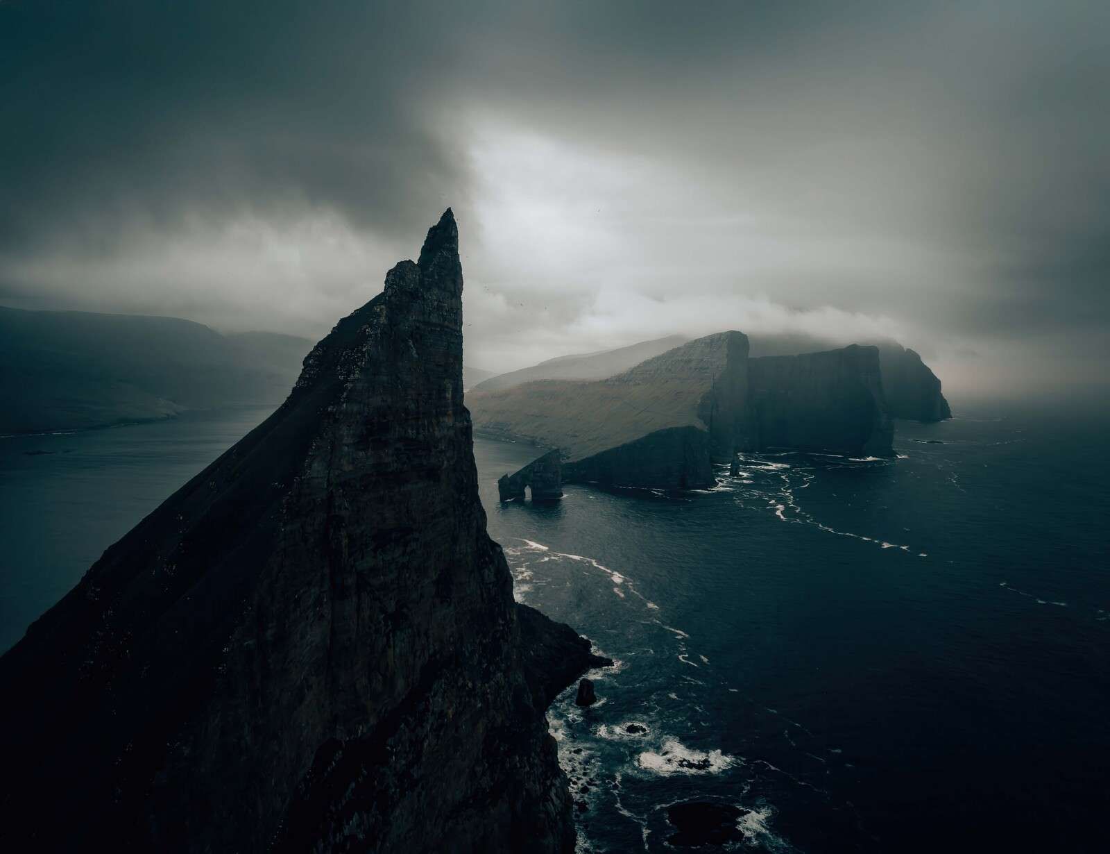 Felsige Küste im Nebellicht