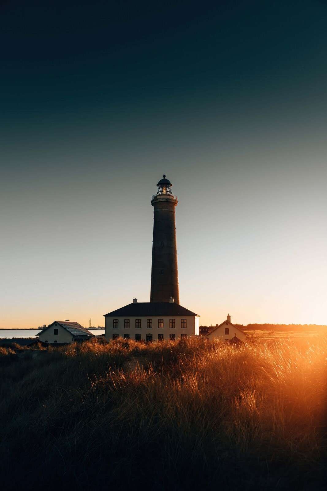 Leuchtturm im goldenen Abendlicht