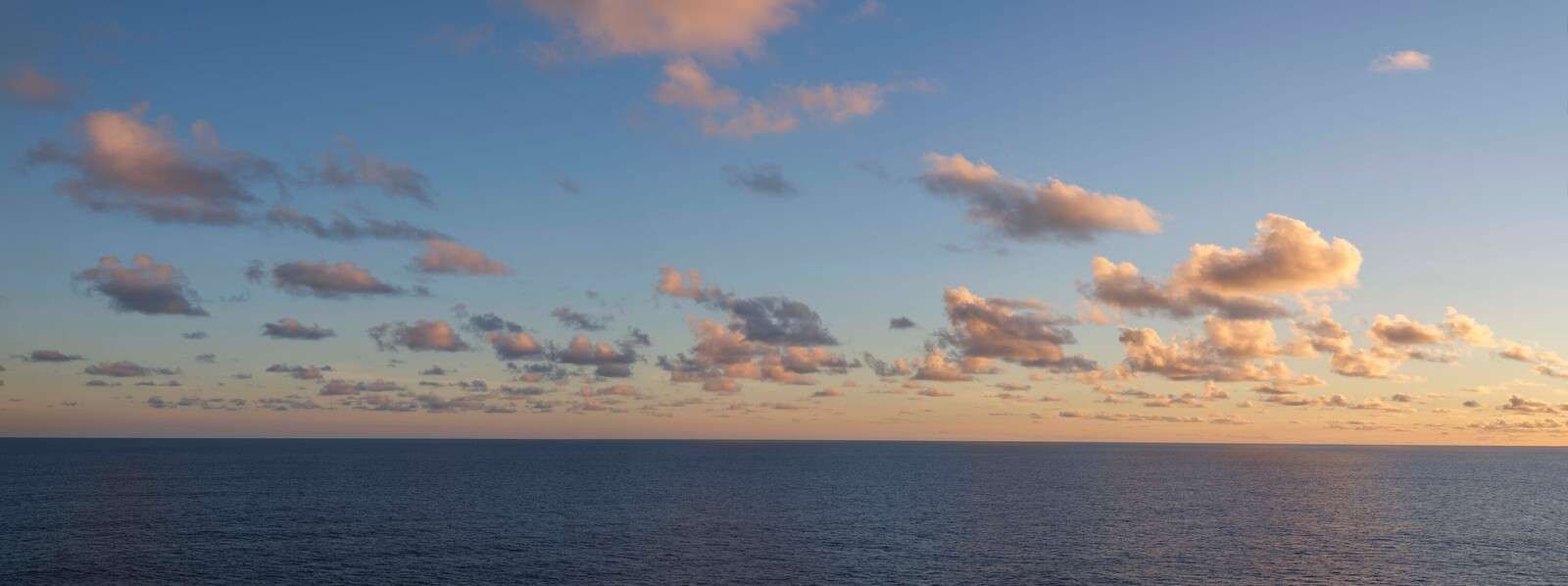 Ruhige See unter Abendhimmel