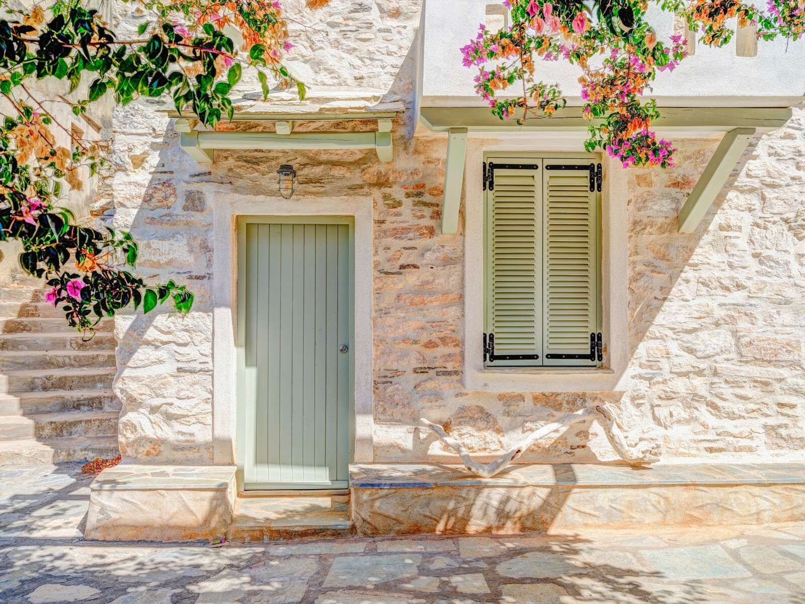 Mediterrane Steinfassade mit Bougainvillea