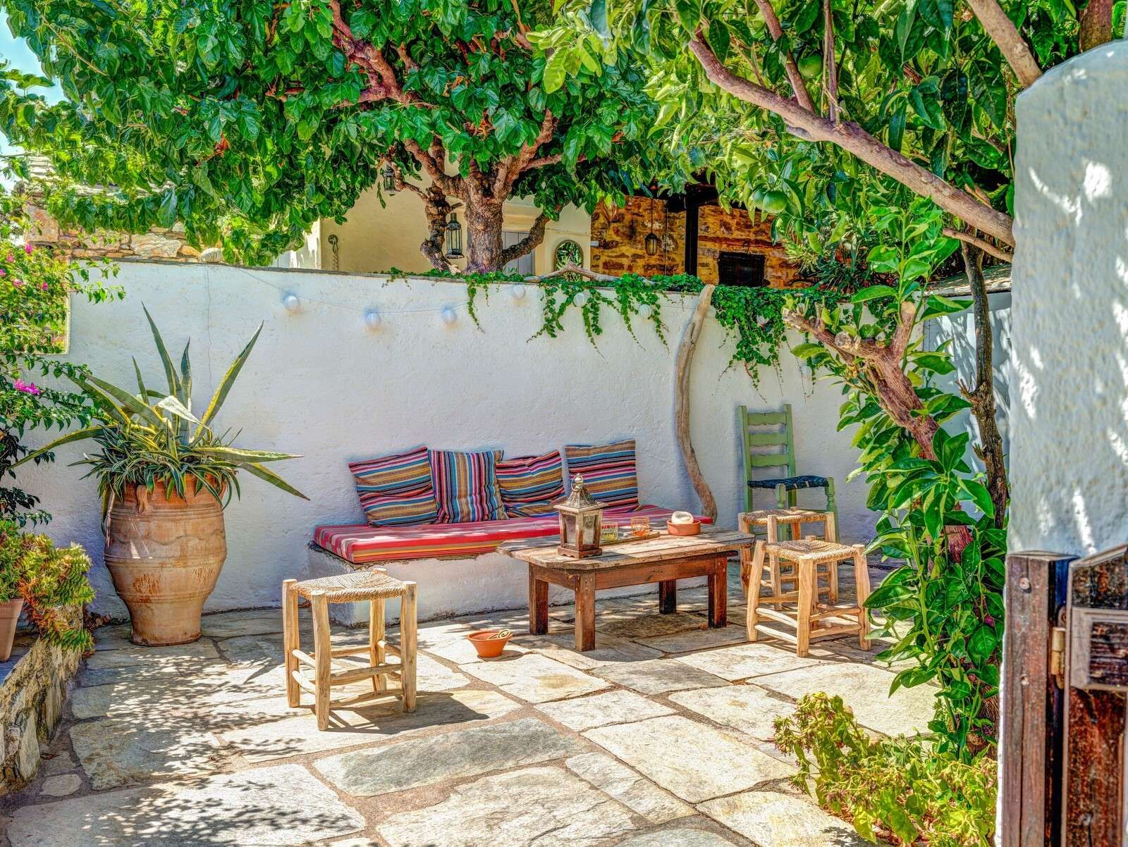 Mediterrane Patio mit bunten Kissen
