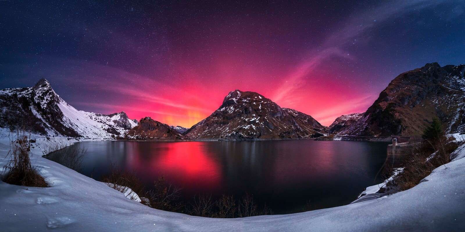 Nordlicht √ºber Bergsee