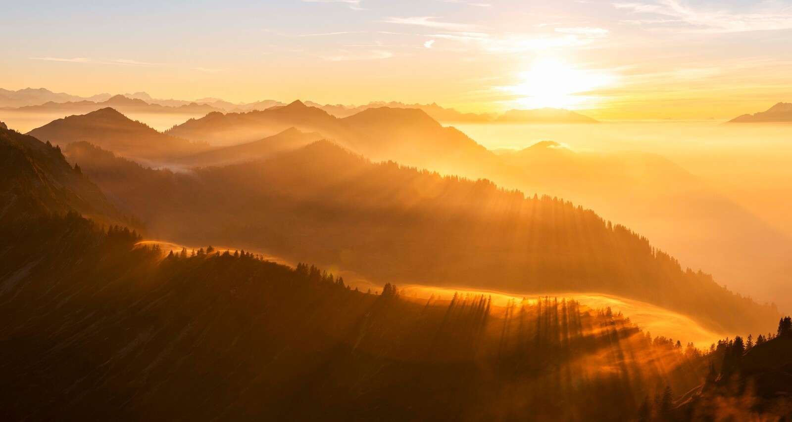 Sonnenstrahlen √ºber Berglandschaft