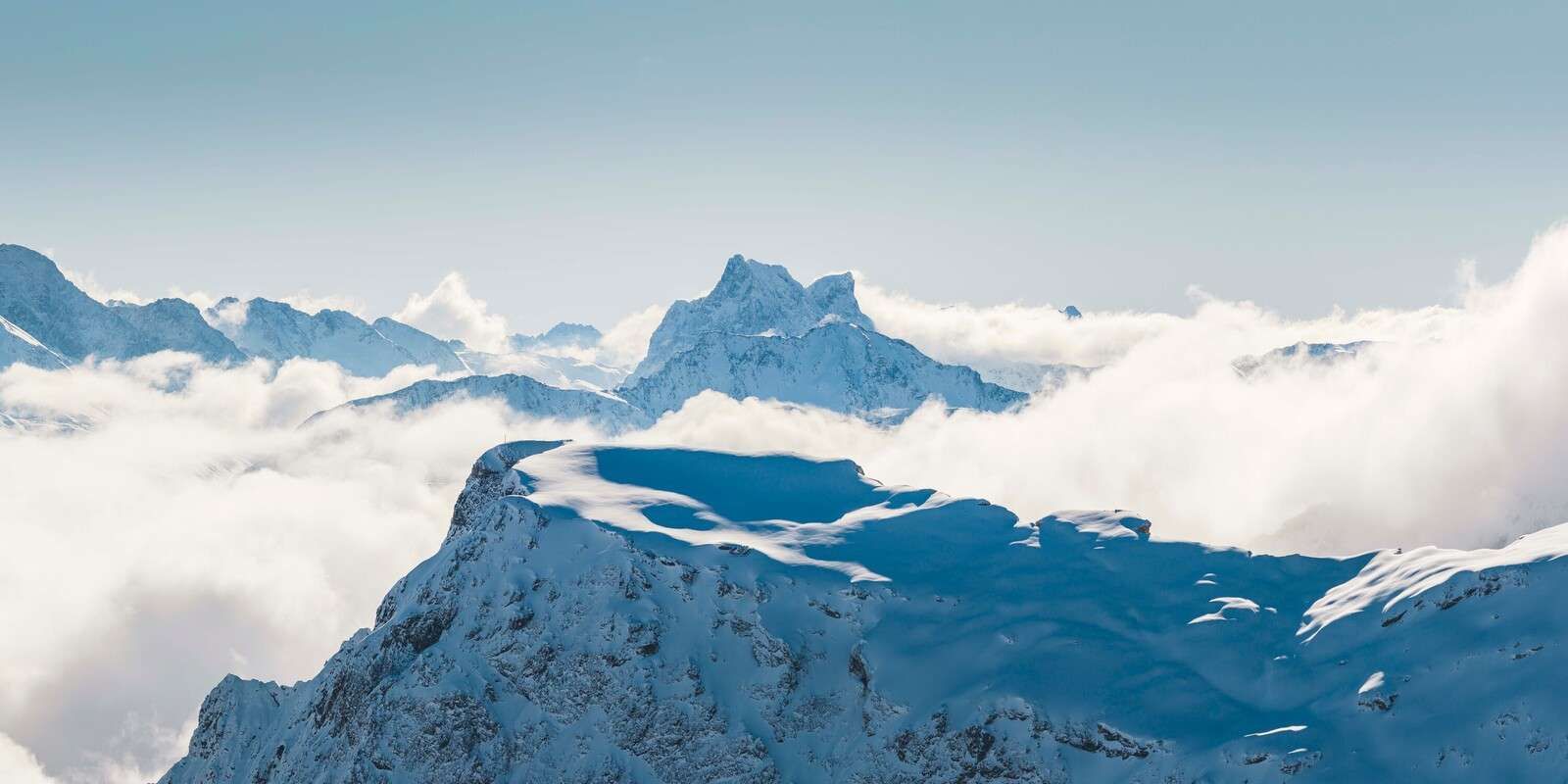 Verschneite Berglandschaft in Wolken