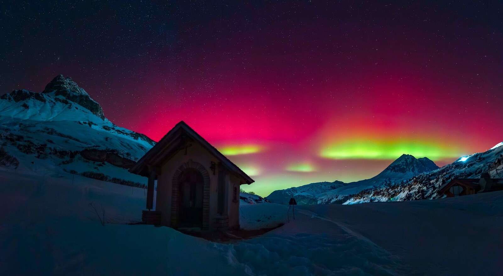 Nordlicht √ºber Schneebergen